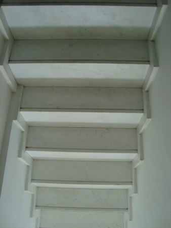 Escada com hunhatura em Mármore Branco Piguês